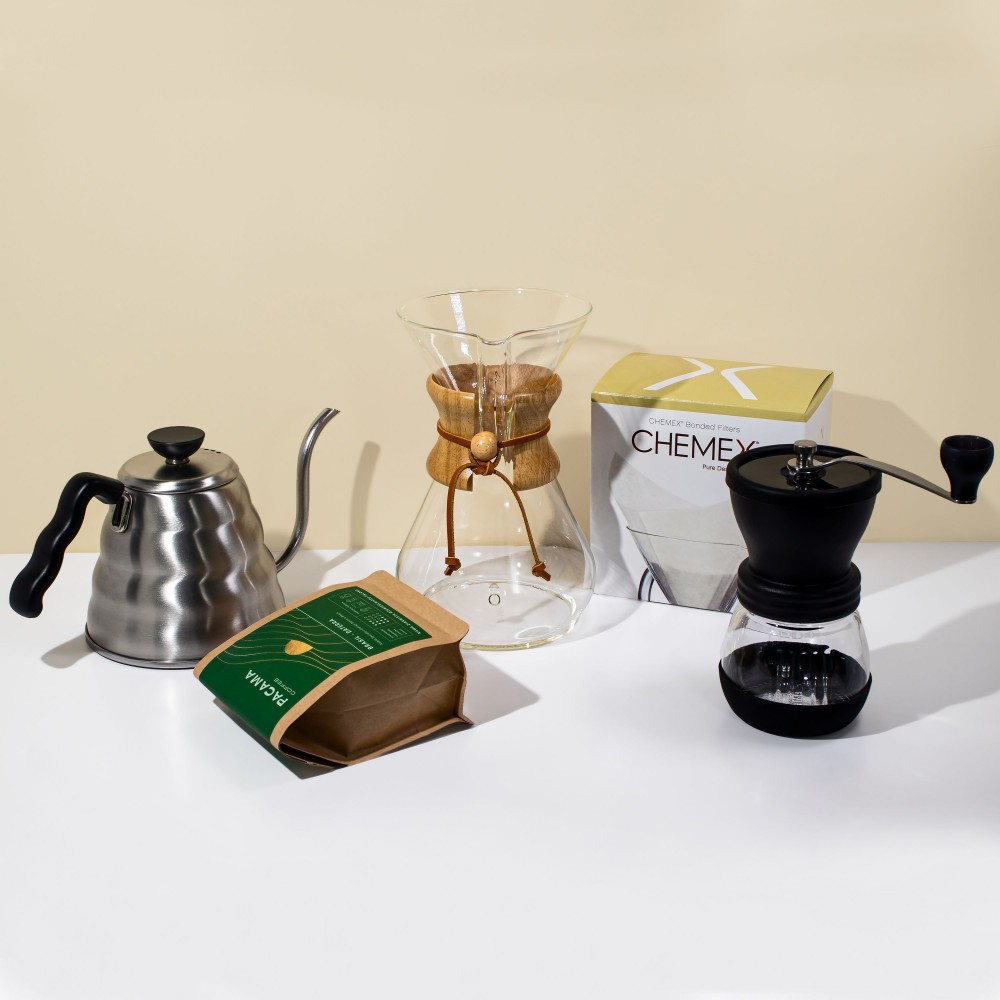 zestaw chemex z kawą, filtrami, czajnikiem Hario Buono, młynkiem Hario Skerton na prezent