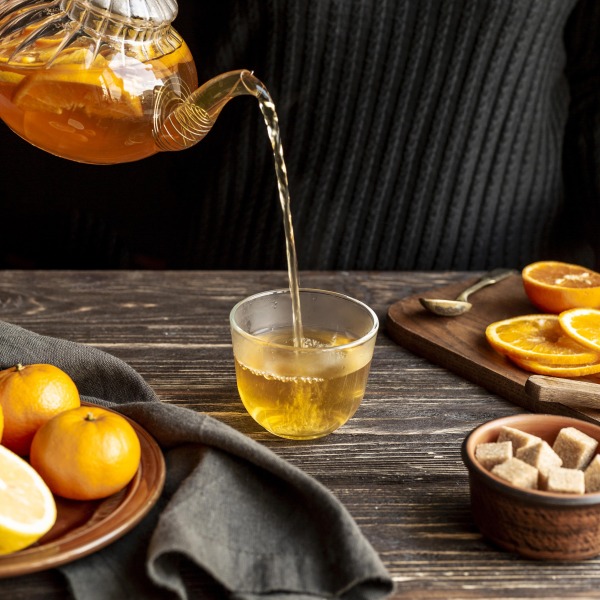 Czy herbata odwadnia? Fakty i mity